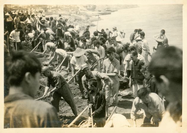 龍山區的51年度國民義務勞動情形-整平河川地蓋公園(1)