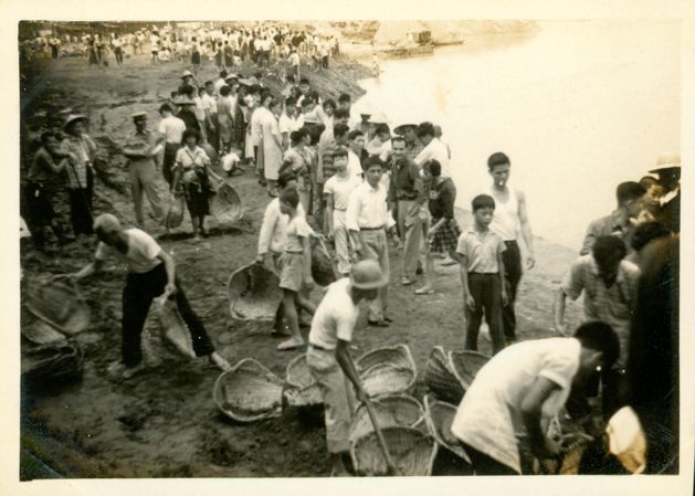龍山區的51年度國民義務勞動情形-整平河川地蓋公園(2)