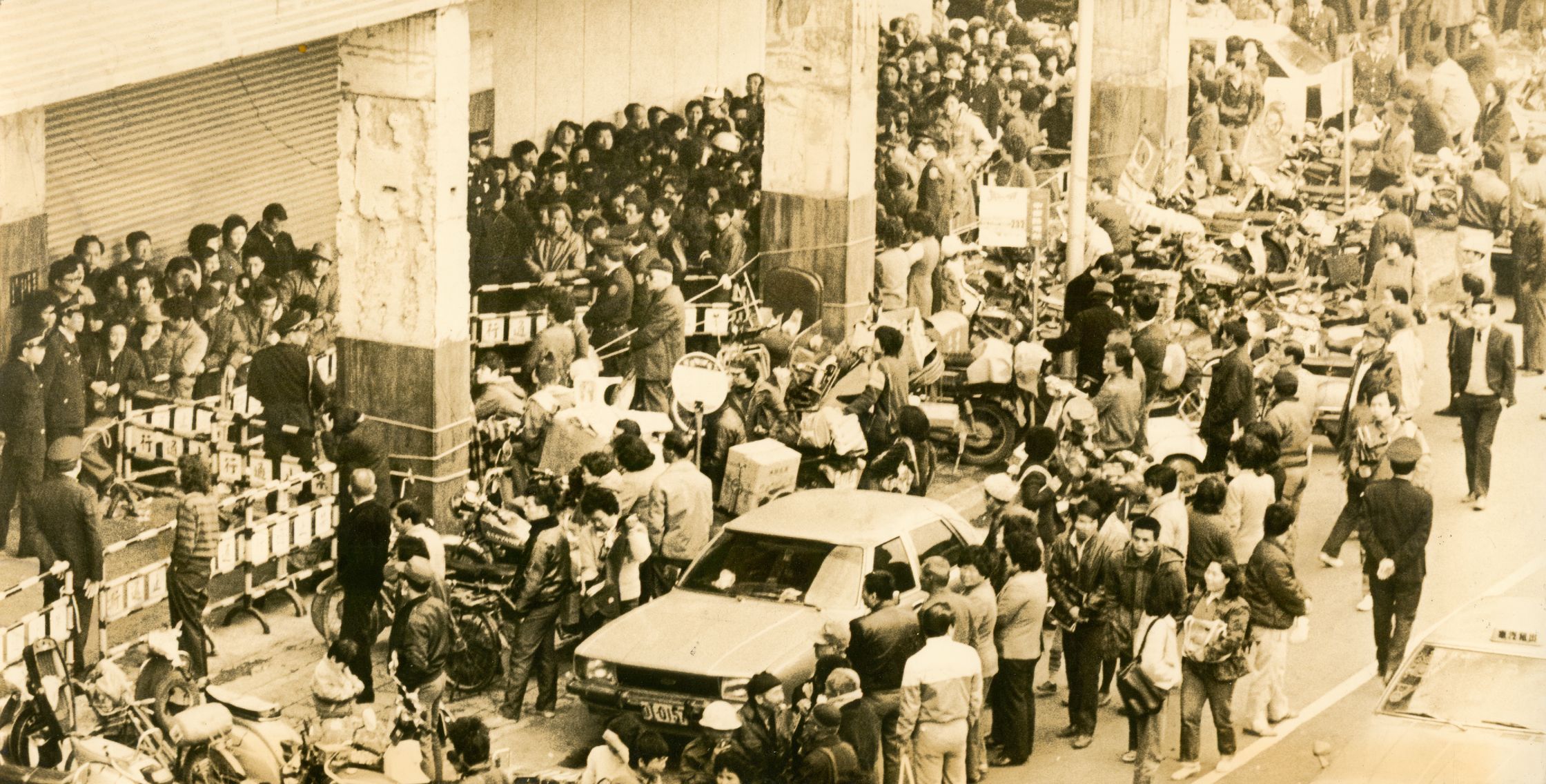 排隊搶購愛國獎券