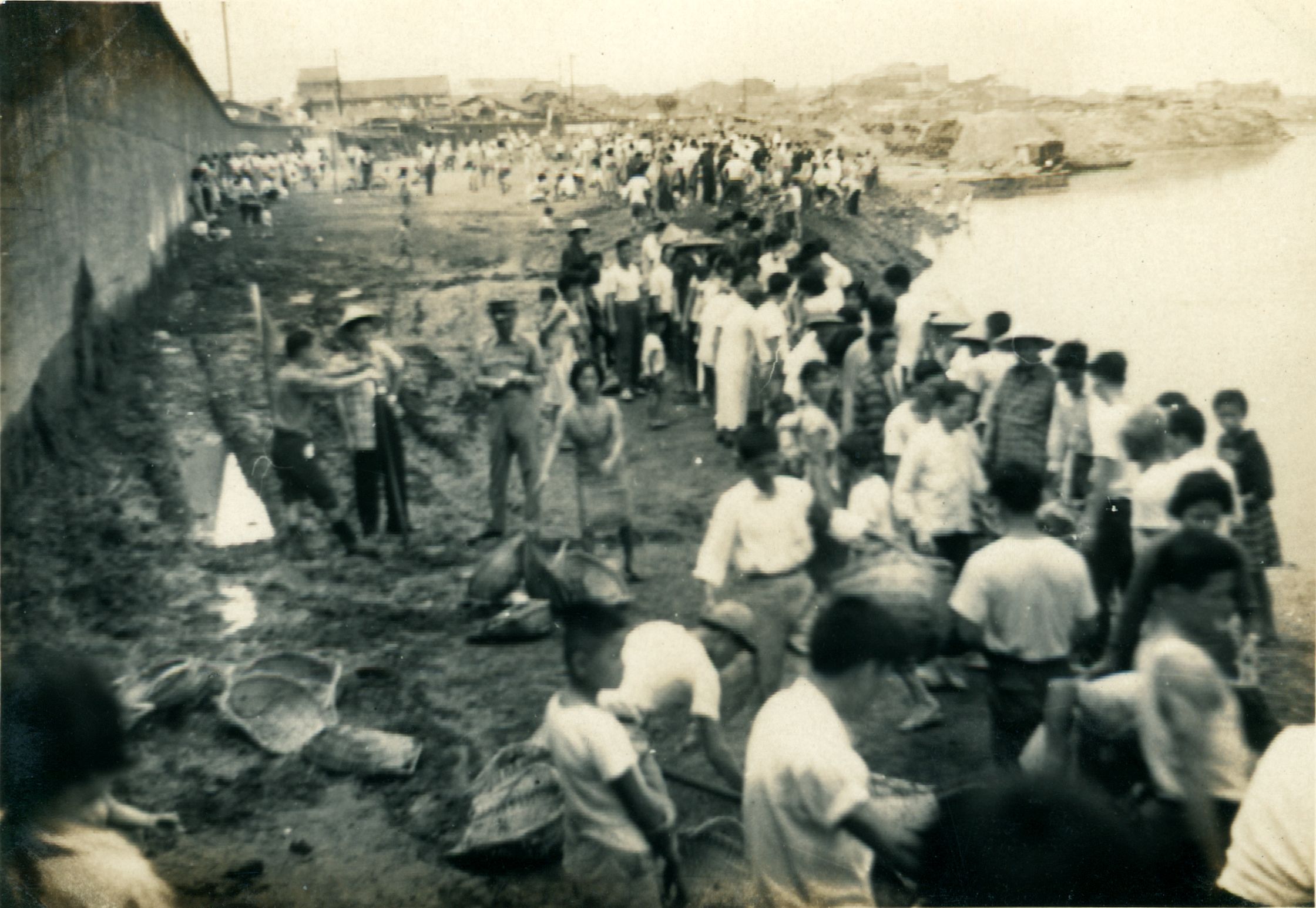 民國51年龍山區居民踴躍參加整平河川地蓋公園的義務勞動