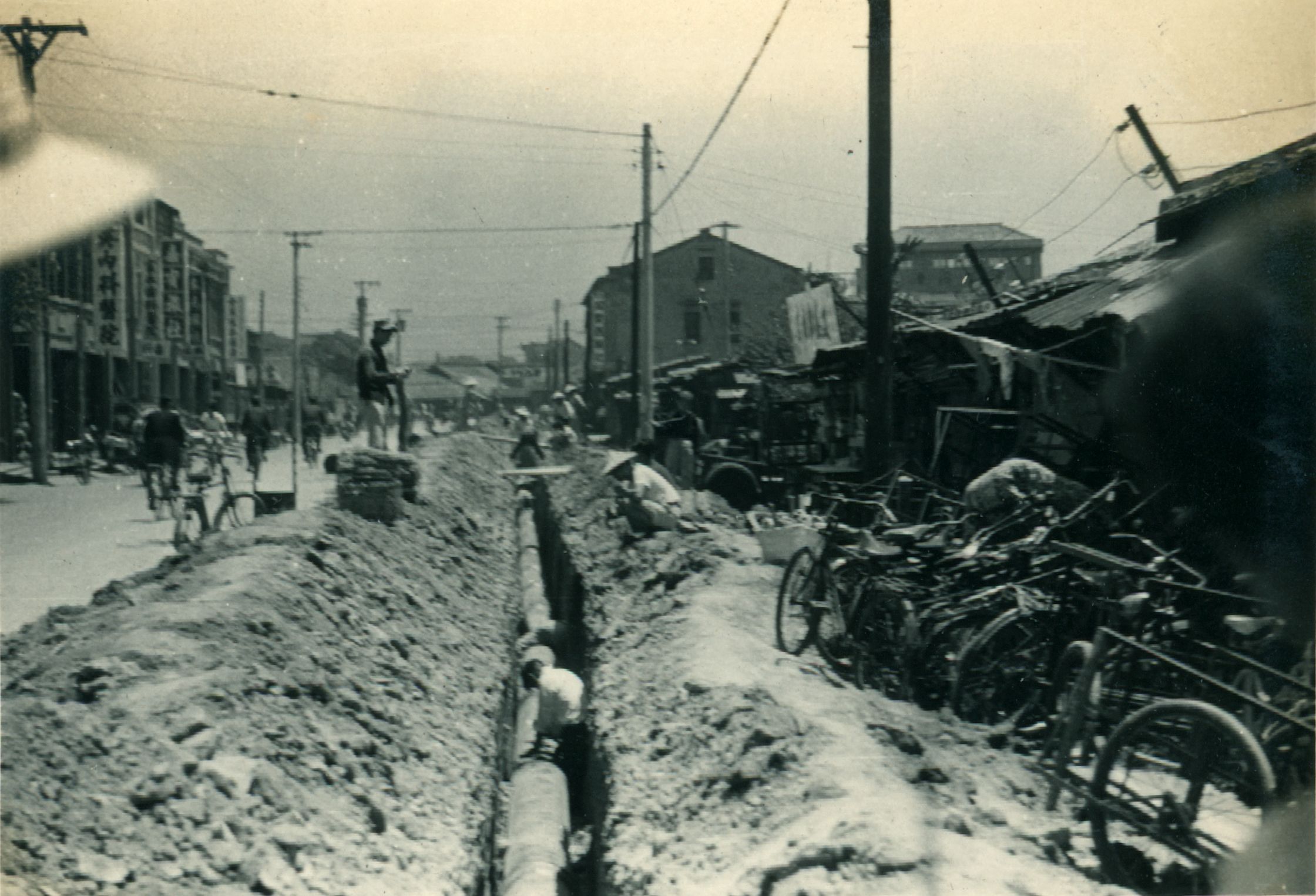 民國51年埋設大水管的街景照片之一