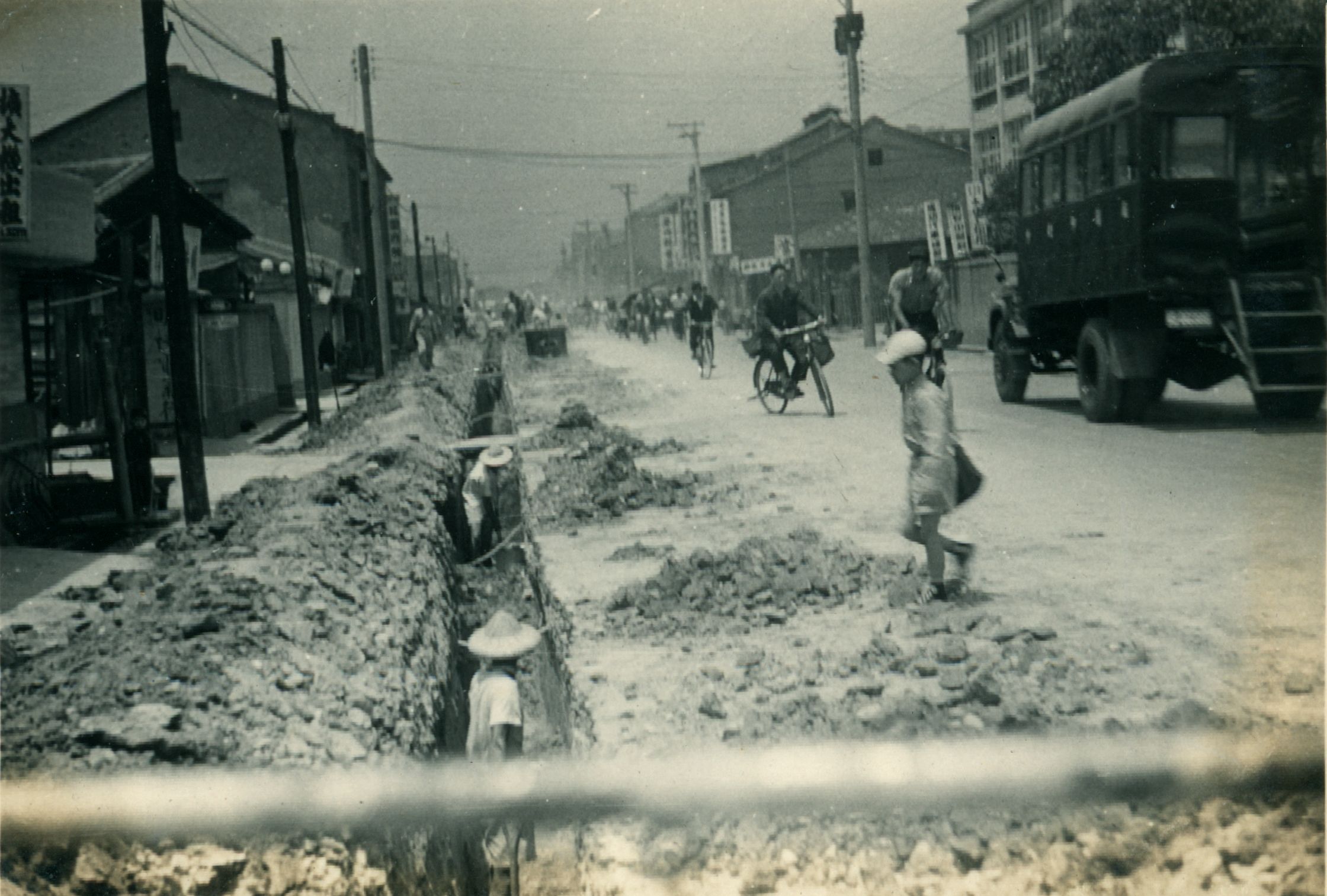 民國51年埋設大水管的街景照片之二