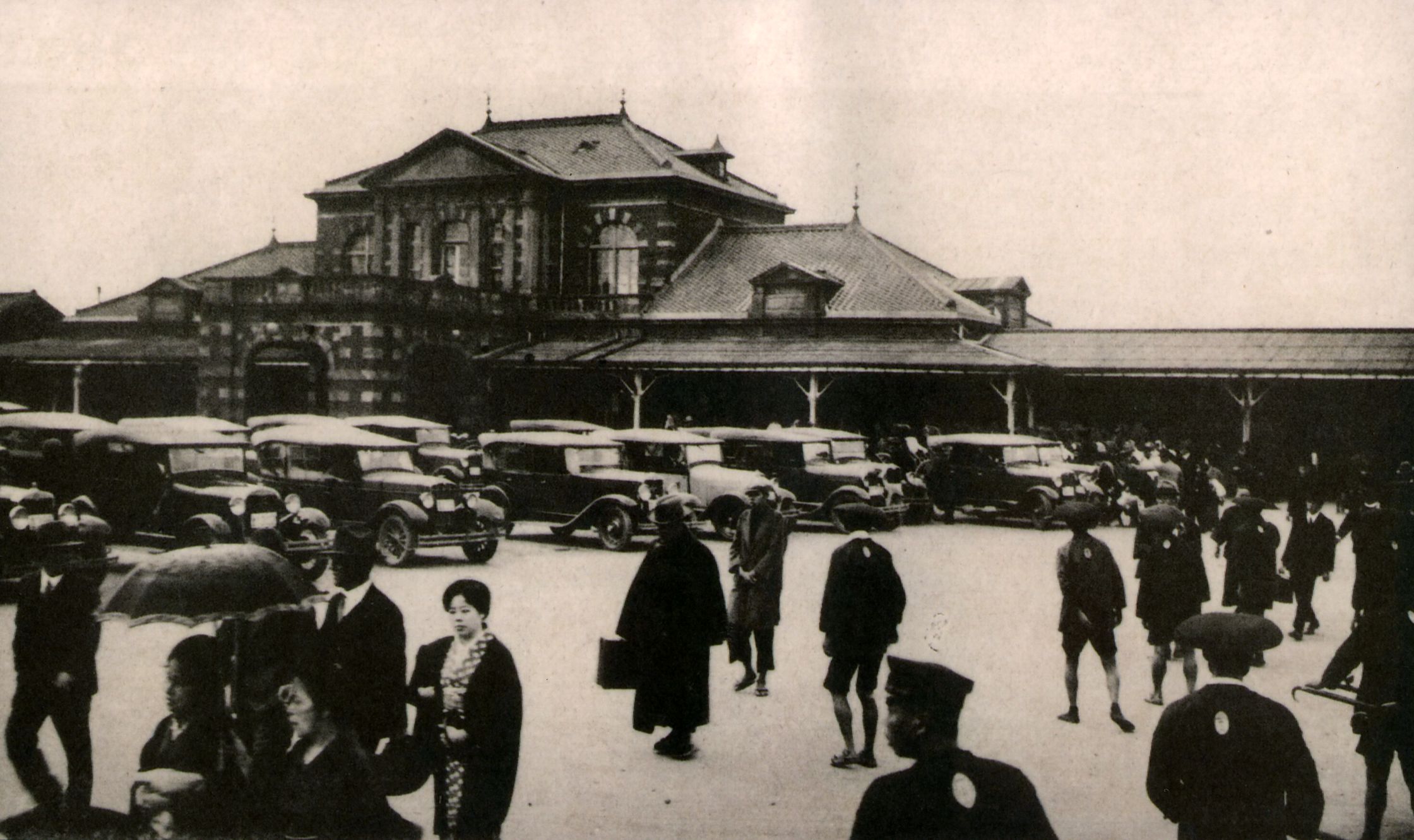 1930年代臺北車站前站人車倩影