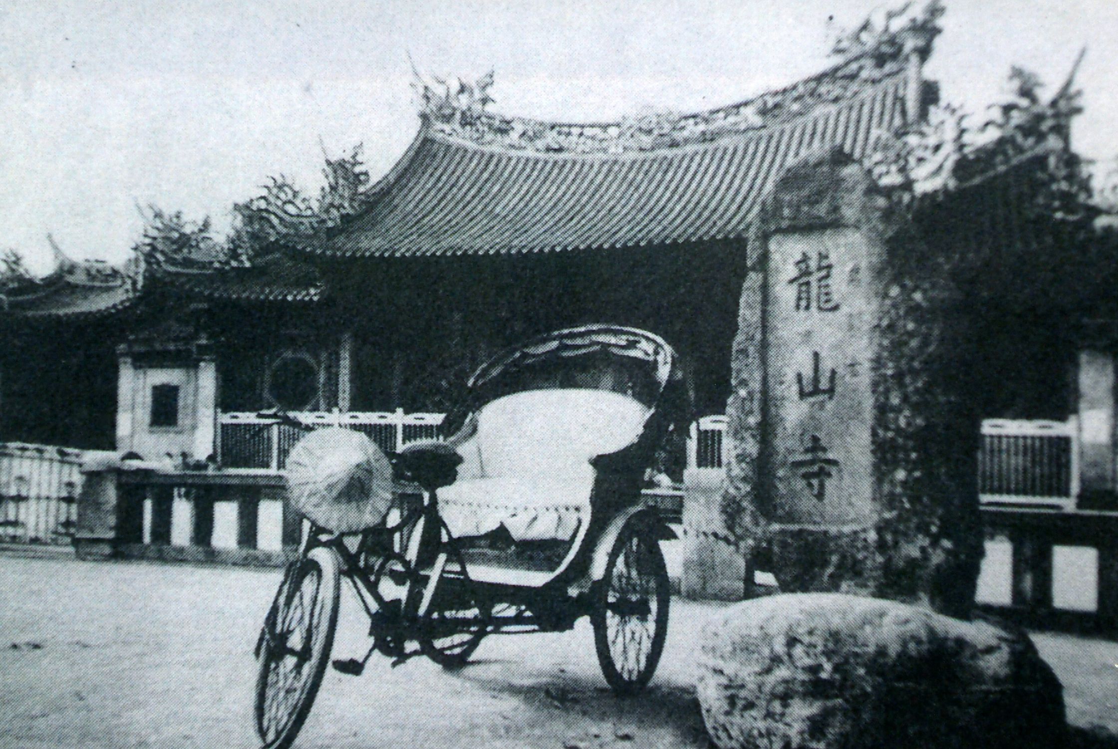 1950年代艋舺龍山寺前的人力車