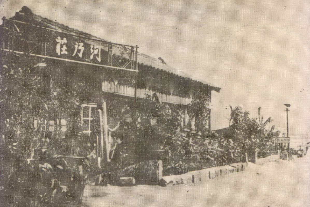 1950年代艋舺河岸露天歌棚「河乃莊」