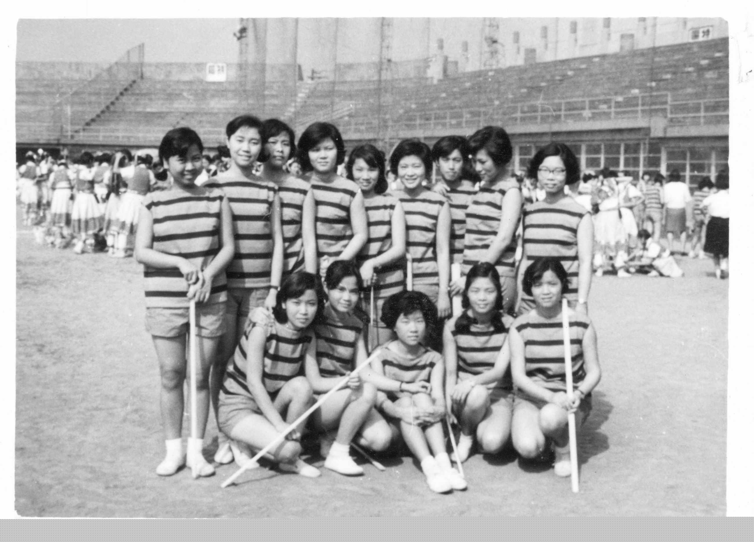 1968年一女中學生在中上聯運表演健美操後合影