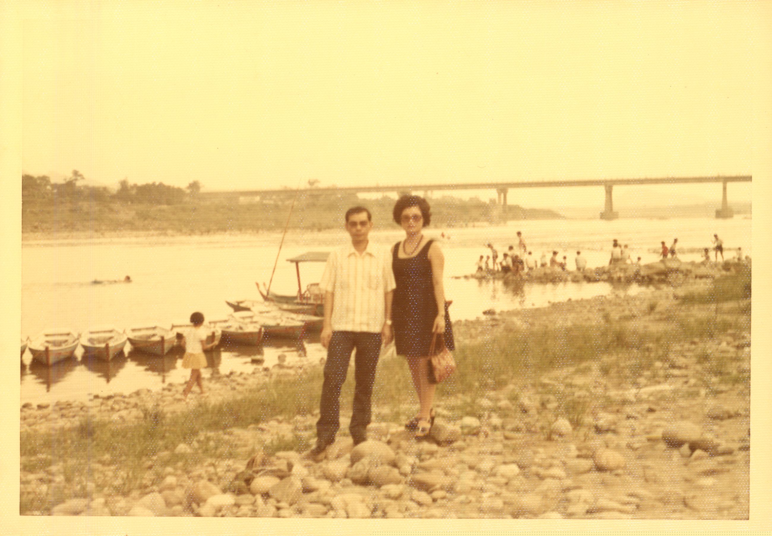 中正橋前新店溪畔的出租小船與戲水兒童