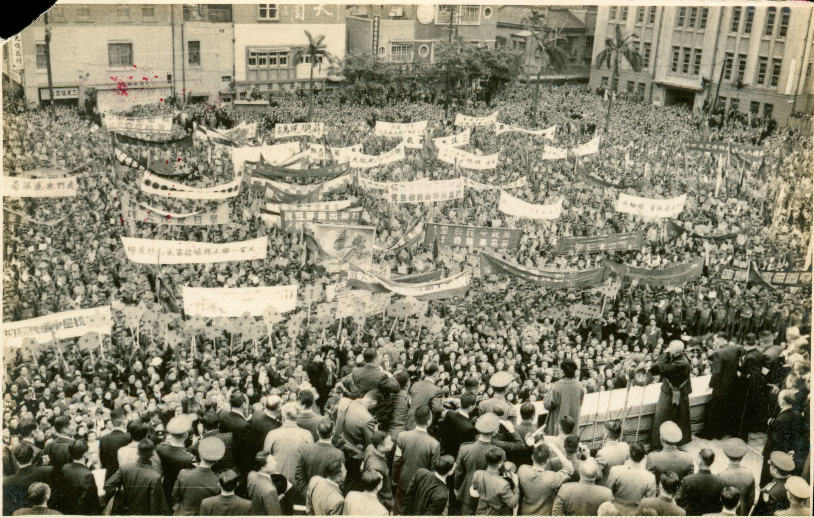 蔣中正於中山堂陽台接受群眾歡呼