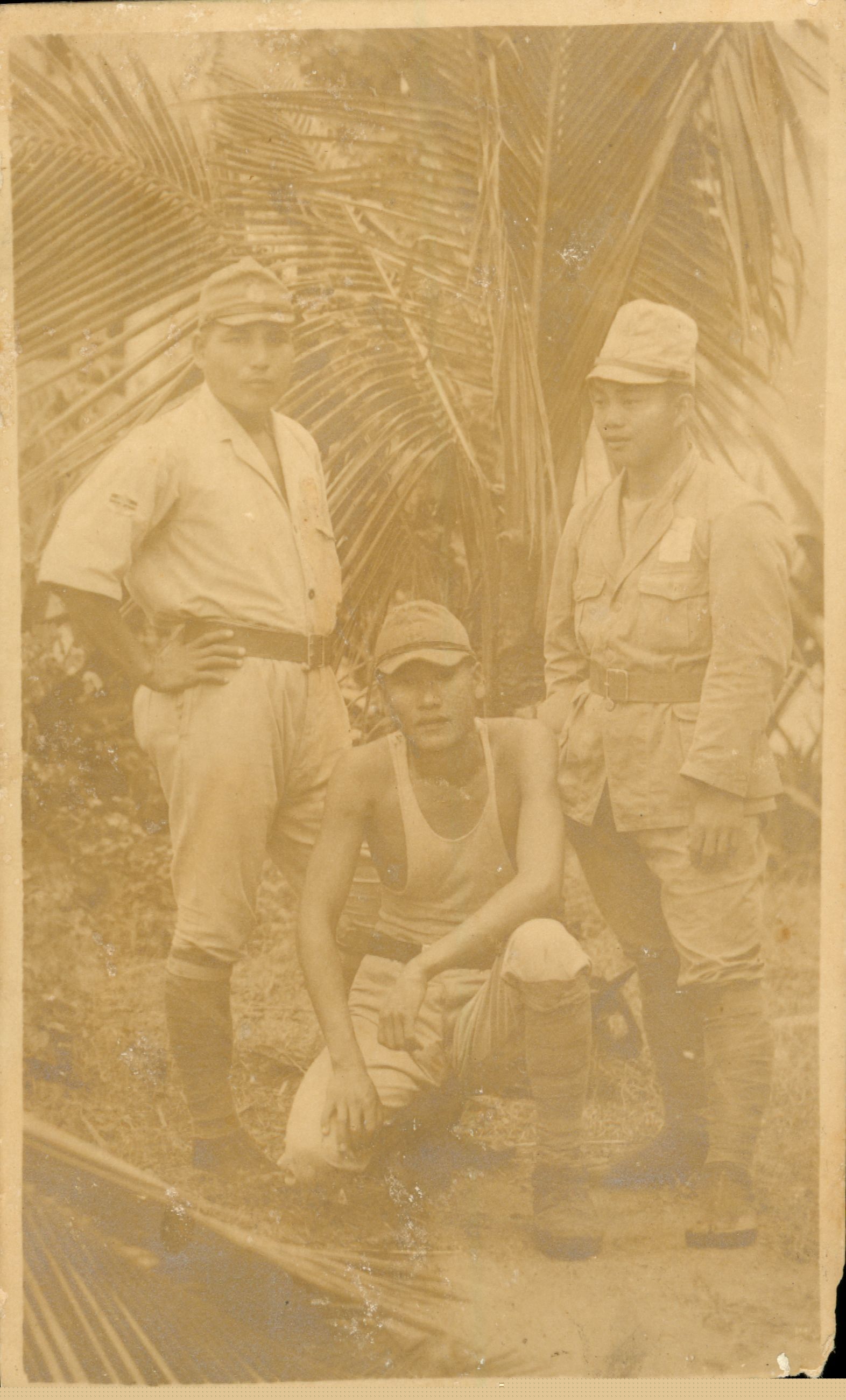 1940年代台北植物園裡軍人留影照