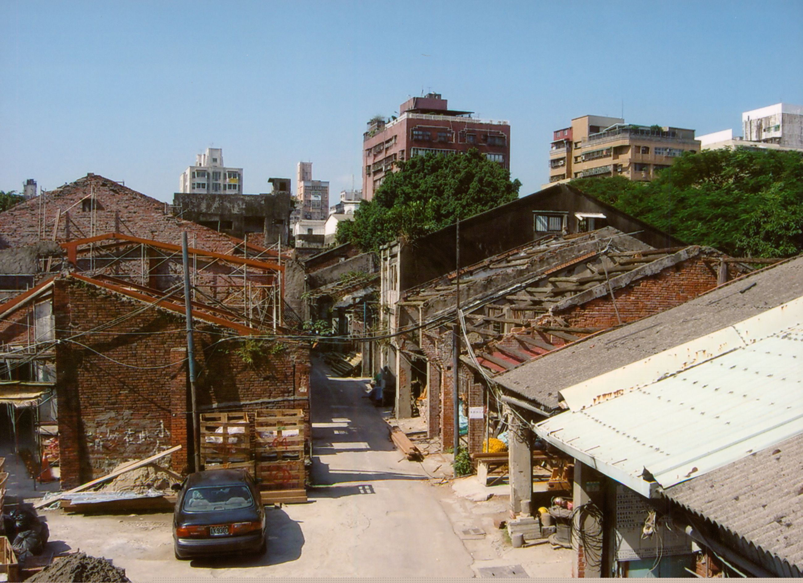 正在整修中的剝皮寮老街